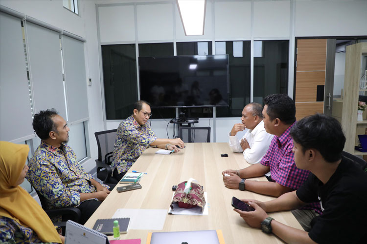 Bupati Sleman, Harda Kiswaya ketika berkoordinasi dengan Balai Prasarana Permukiman Wilayah (BPPW) DIY pada Rabu (12/3/2025). (FOTO: Humas Pemkab Sleman)