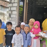 Belajar Kepedulian Sejak Dini, Siswa TK di Gresik Berbagi Bingkisan Lebaran