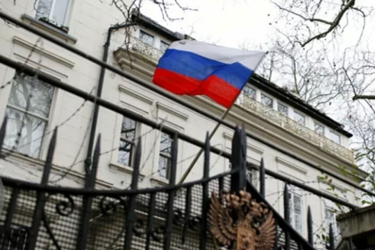 Bendera Rusia berkibar di luar Bagian Konsuler Kedutaan Besar Rusia di London, Selasa, 22 Februari 2022. (FOTO: Euronews/AP)