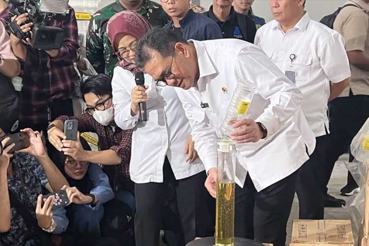 Mendag RI, Budi Santoso melakukan uji takaran minyak, Kamis (13/3/2025). (FOTO: Antara)