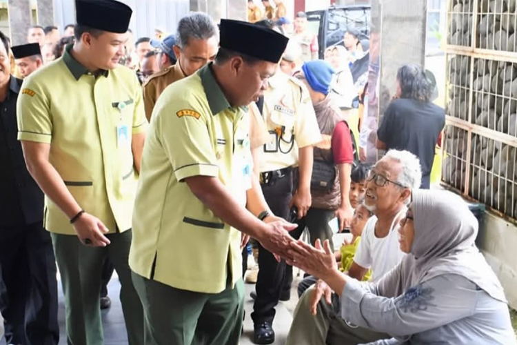 Bupati dan Wakil Bupati Majalengka, H Eman Suherman-Dena Muhamad Ramdhan menyapa warga. (Foto: Diskominfo Majalengka for TIMES Indonesia)