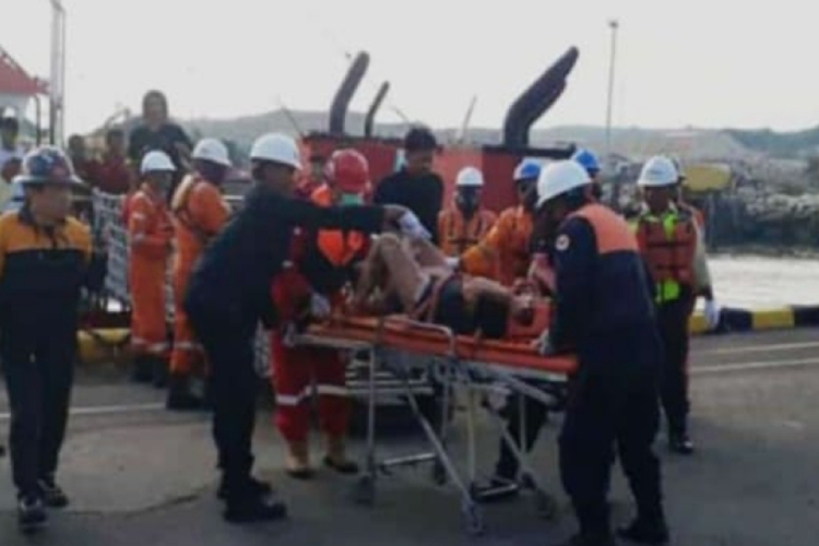 Korban tewas akibat ledakan dan kebakaran kapal di Laut Utara Paciran Lamongan saat diusung oleh tim penyelamat, Kamis (13/3/2025). (Foto: Moch. Nuril Huda/TIMES Indonesia)