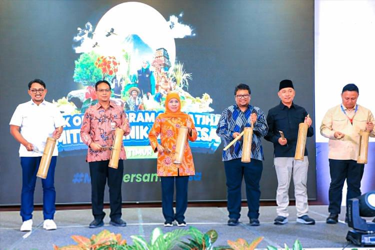 Gubernur Jatim Khofifah bersama KIP Foundation meresmikan kick-off Program dan Pelatihan Mitra Klinik BUMDesa Jatim di Surabaya Suites Hotel, Kamis (13/3/2025). (Foto: Dok.Humas Pemprov Jatim)