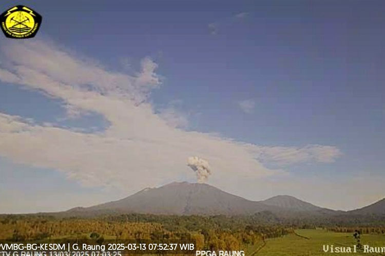 Gunung Raung Erupsi, Muntahan Abu Vulkanik Capai 1,5Km