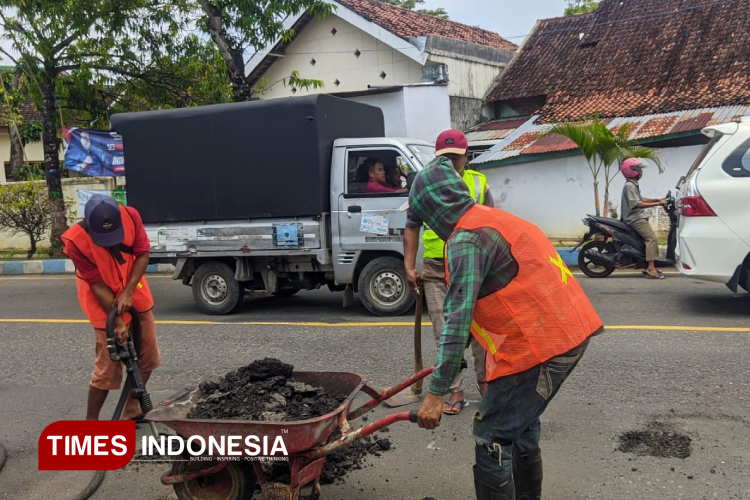 Jelang Lebaran 2025, DPUPR Pacitan Percepat Perbaikan Jalan di Jalur Mudik dan Wisata