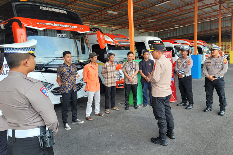 PO Bus di Majalengka Dapat Sosialisasi Mudik Aman, Keluarga Nyaman dan Hotline Mudik Polri 110