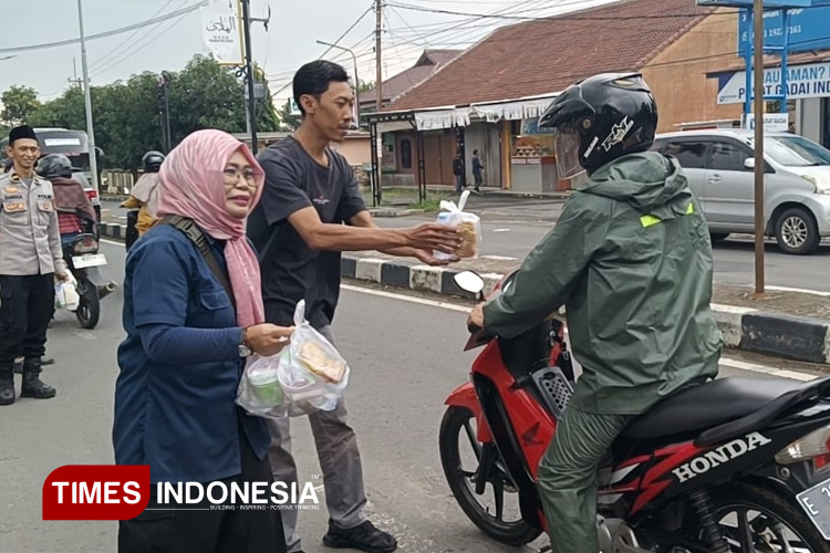 Peduli Ramadan, Polres Majalengka dan Media Bagikan Takjil