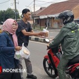 Peduli Ramadan, Polres Majalengka dan Media Bagikan Takjil