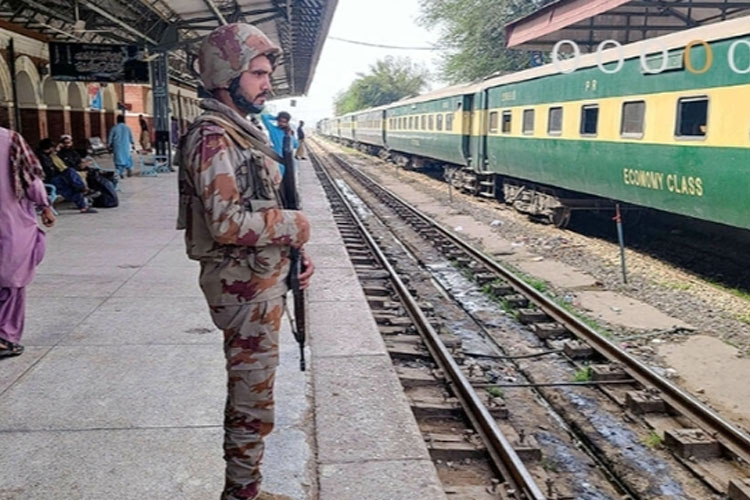 Seorang tentara paramilter berjaga di stasiun KA distrik Sibi, provinsi Balochistan, Pakistan, saat pasukan keamanan melaksanakan 