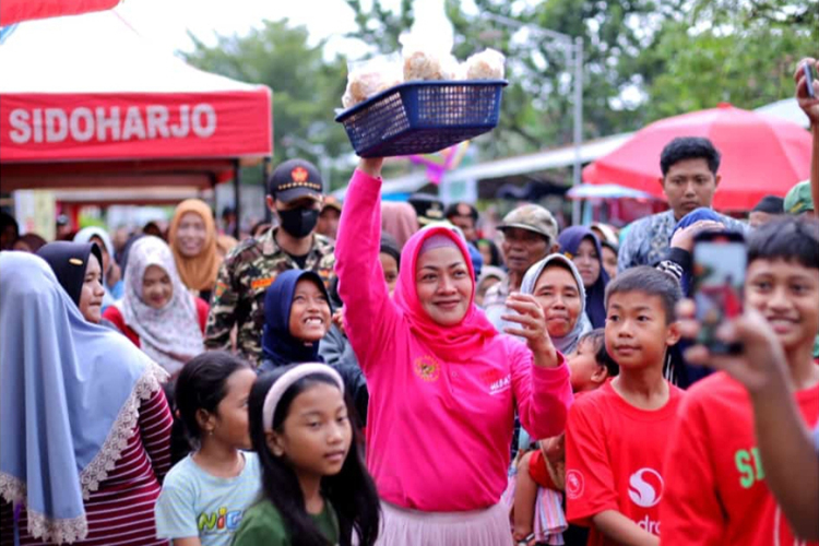 Ketua TP-PKK Ponorogo Susilowati Sugiri Sancoko saat mengunjungi pasar Ramadan di Kecamatan Jambon. (Foto: Danang/TIMES Indonesia)