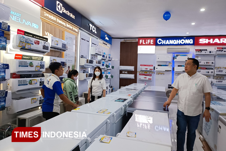 Direktur UFO Elektronika Poedji Harixon saat meninjau Toko UFO Elektronika Kertajaya Surabaya, Kamis (13/3/2025). (Foto: Lely Yuana/TIMES Indonesia)