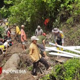 Warga Binakal Bondowoso Gotong Royong Perbaiki Pipa Air Bersih Usai Diterjang Banjir