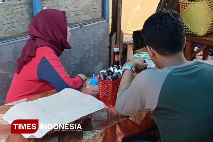 Warung makan di Kota Banjar kedapatan layani pembeli makan di tempat saat bulan Ramadan. (Foto: Susi/TIMES Indonesia)