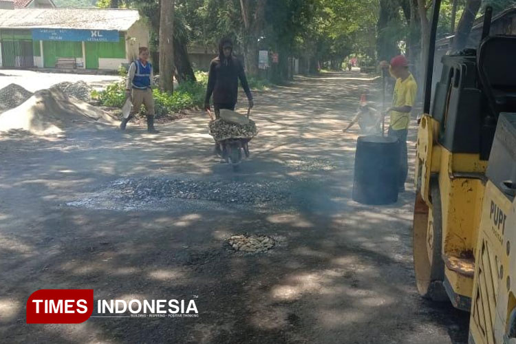 Perbaikan jalan yang dilakukan oleh DPUPR Pacitan menjelang Lebaran 2025. (Foto: Yusuf Arifai/TIMES Indonesia)