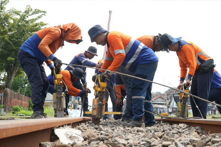 Petugas KAI Daop 8 melakukan perawatan jalur kereta api, untuk memastikan perjalanan aman dan nyaman, Kamis (13/3/2025). (Foto: Dok. Humas KAI)