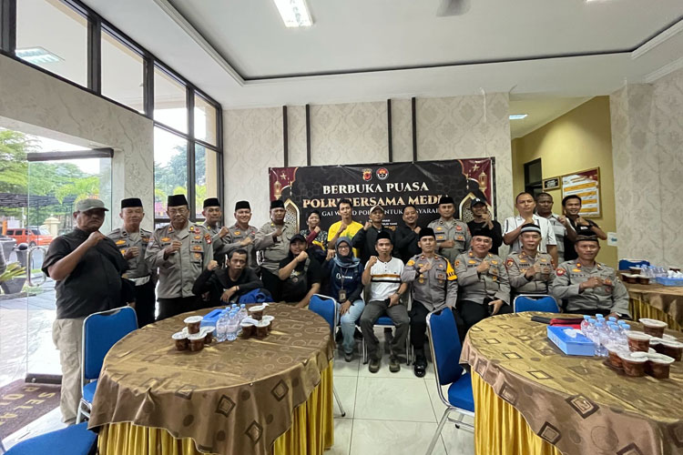 Polres Banjar dan Awak Media saat laksanakan Bukber. (Foto: Humas Polres Banjar)