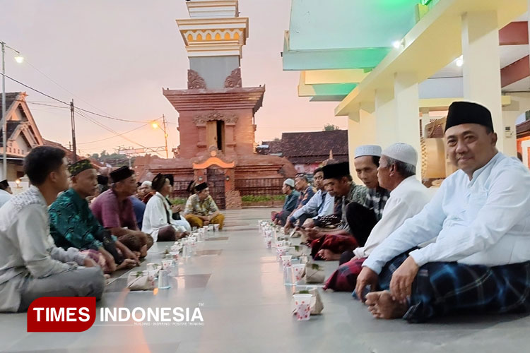 Para jemaah masjid Tegalsari Ponorogo saat menunggu bedug magrib untuk berbuka puasa bersama. (Foto: Marhaban/TIMES Indonesia)