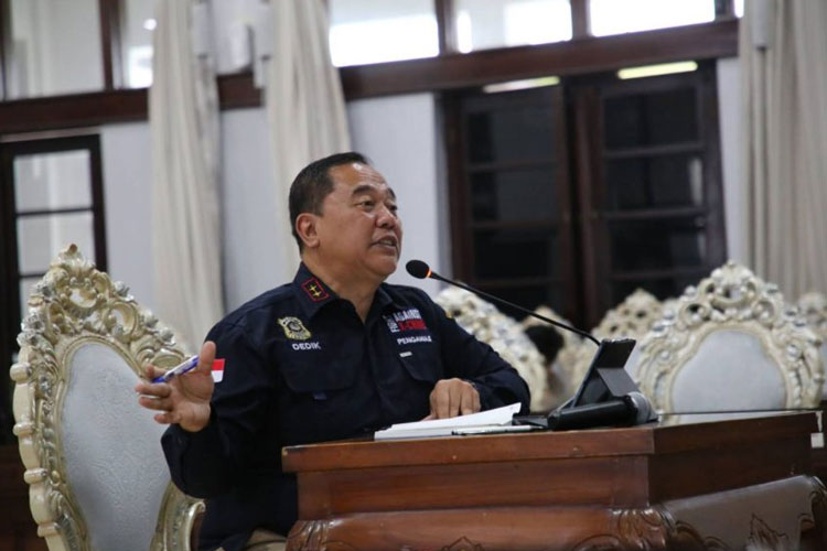 Kadis LH Surabaya Dedik Irianto saat memaparkan visi-misi inovasi pejabat struktural dihadapan Wali Kota Eri Cahyadi. (Foto: Humas Pemkot Surabaya)