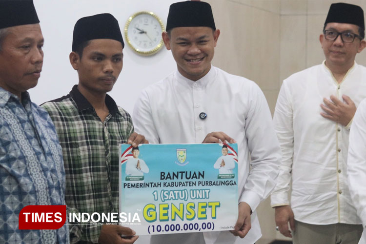 Bupati Purbalingga Fahmi Muhammad Hanif serahkan bantuan (FOTO: Kominfo Purbalingga For TIMES Indonesia)