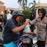 Polres Bantul Bersama FPB Bagikan Takjil di Bulan Ramadan