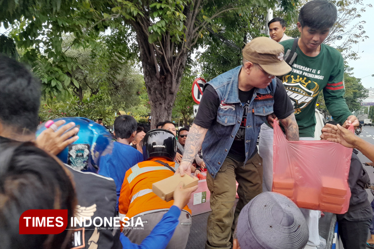 HDCI Probolinggo Bagikan 1.000 Takjil Gratis di Jalur Pantura Kraksaan