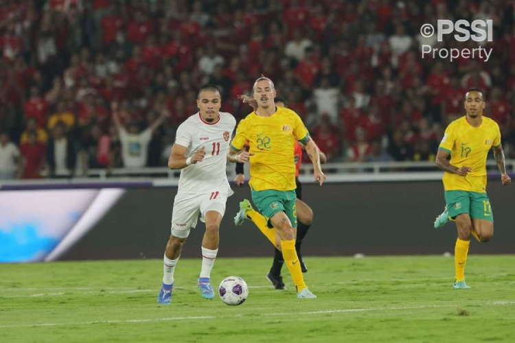 Pemain Timnas Indonesia Ragnar Oeatmangoen berduel dengan pemain Austraslia dalam laga kualifikasi Piala Dunia 2026 di Stadion Gelora Bung Karno, Jakarta. (Foto: PSSI)