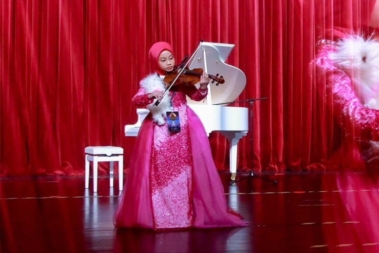 Violinist Cilik Azalea Syelyyendra Rilis Single Instrumental Ramadhan Karya Maher Zain