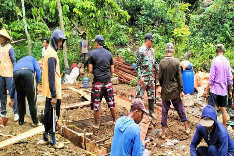 Babinsa dan Warga Kedung Banteng Gotong Royong Bangun Rumah Warga Kurang Mampu. (Foto: Pendim Blitar for TIMES Indonesia)