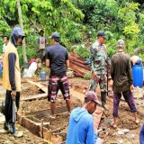 Babinsa Kedung Banteng Gotong Royong Bangun Rumah Warga Kurang Mampu