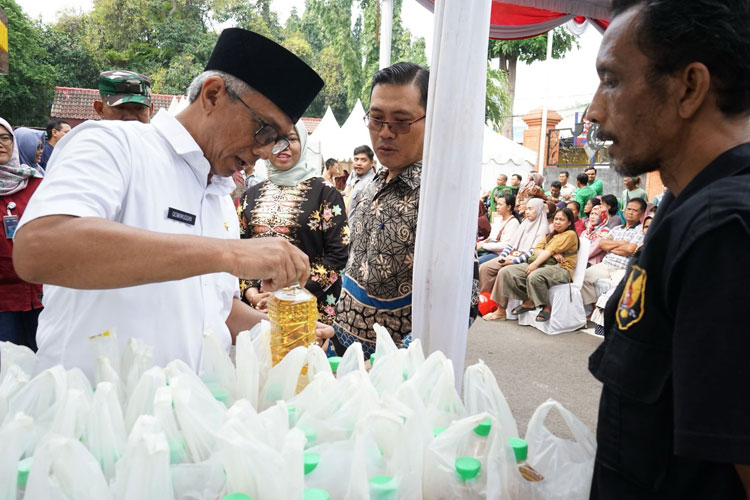 Wakil Wali Kota Kediri saat tinjau Bazar dan Operasi pasar murni (Foto: Diskominfo Kota Kediri)