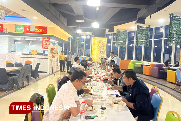 Pengunjung saat menikmati buka puasa di Sukarame Food Court Gresmall (Foto: Akmal/TIMES Indonesia)