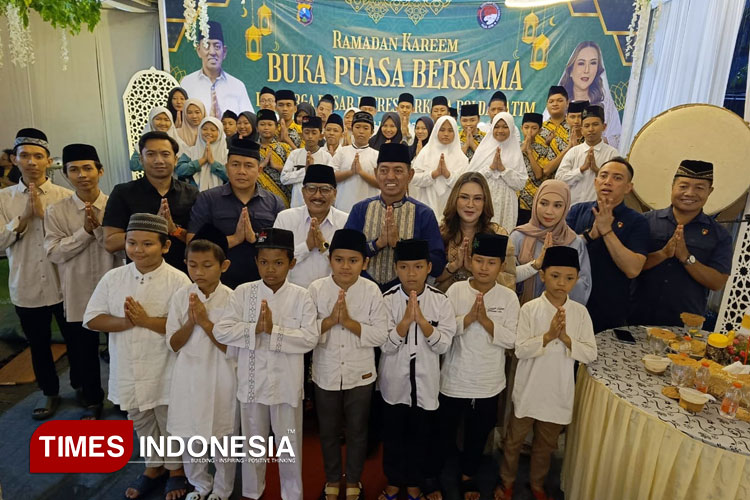 Jajaran Ditreskoba Polda Jatim berbuka bersama dengan anak yatim dan awak media di Gedung Narkoba Polda Jatim, Jumat (14/3/2025). (Foto: Hamida Soetadji/TIMES Indonesia)