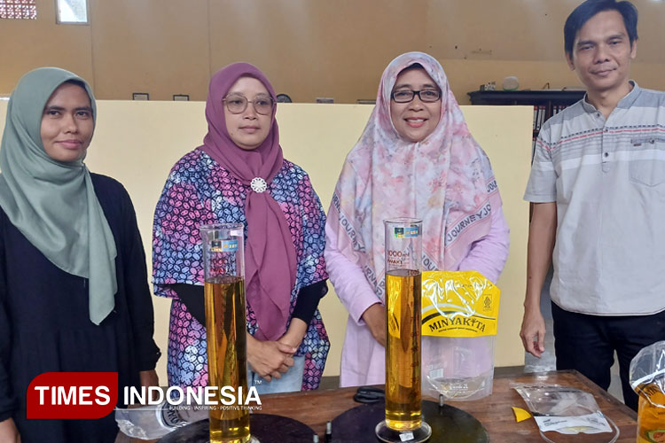 KUKMP dan UPTD Metreologi Legal Kota Banjar saat lakukan uji kebenaran kuantitas Minyak Goreng Minyakita. (Foto: Susi/TIMES Indonesia)