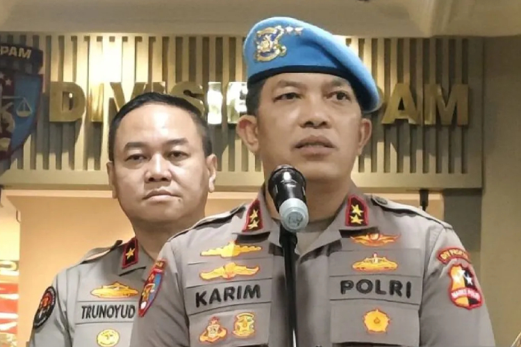 Kadiv Propam Polri Irjen Pol. Abdul Karim berbicara dengan awak media di Gedung Mabes Polri, Jakarta, Selasa (24/12/2024). ANTARA