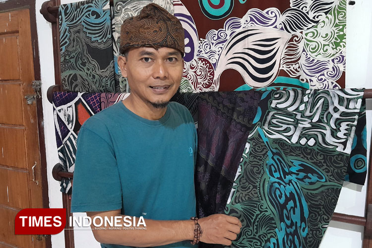 Mahrus Ali saat memamerkan koleksi kain batik andalannya. (Foto: Abdul Fatah/TIMES Indonesia)