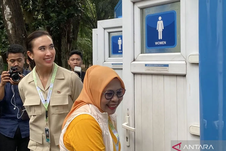 Menteri Widiyanti Putri Wardhana meninjau fasilitas Taman Margasatwa Ragunan di Jakarta Selatan, Jumat (14/3/2025). (ANTARA)