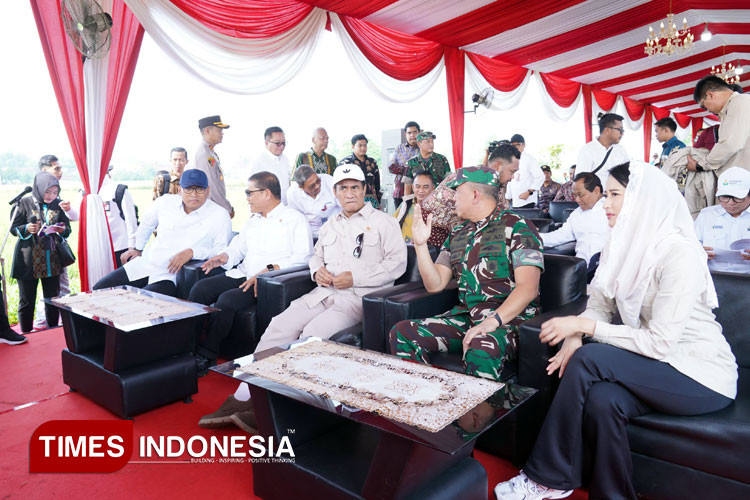 Pangdam V Brawijaya, Mayjen TNI Rudy Saladin, M.A, bersama Menteri Pertanian, Andi Amran Sulaiman menghadiri panen raya di  Gresik, Jumat (14/03/2025). (Foto: Pendam V Brawijaya for TIMES Indonesia)