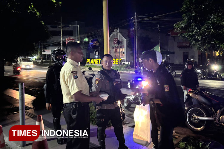 Sambil Patroli, Polresta Banyuwangi Sahur On The Road Bareng Mahasiswa