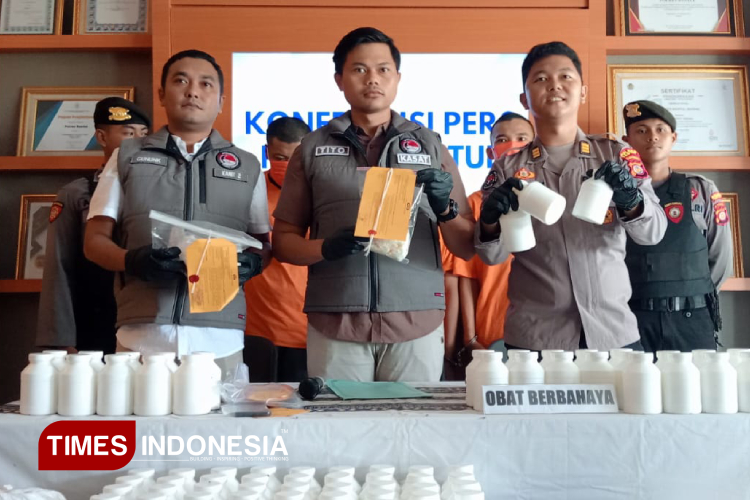 Para tersangka pengedar narkoba dan barang bukti di amankan di Mapolres Bantul (Foto: Edis / TIMES Indonesia)