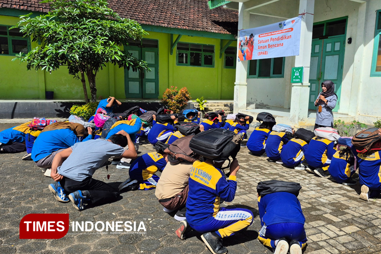 Simulasi gempa siswa SDN 3 Sukodono, Donorojo, Pacitan usai menerima teori dari Satuan Pendidikan Akan Bencana (SPAB). (Foto: Dwi for TIMES Indonesia)