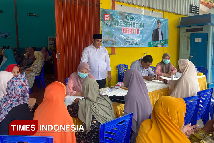 Ketua DPRD Gresik Muhammad Syahrul Munir saat meninjau cek kesehatan gratis. (Foto: Akmal/TIMES Indonesia).