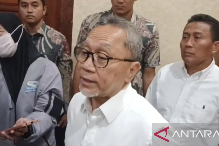 Menteri Koordinator Bidang Pangan Republik Indonesia, Zulkifli Hasan usai Rapat Koordinasi Ketahanan Pangan Jatim Tahun 2025 di Gedung Negara Grahadi Surabaya, Jumat (14/3/2025). (ANTARA)