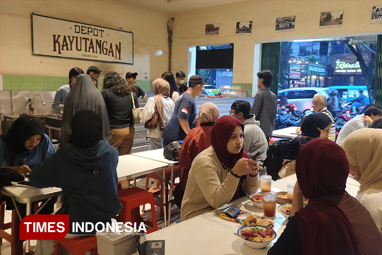 Tampak ramainya pengunjung mendatangi Depot Kayutangan menjelang berbuka puasa. (Foto: Ahmad Dhani Prasetyo Rojab/TIMES Indonesia)