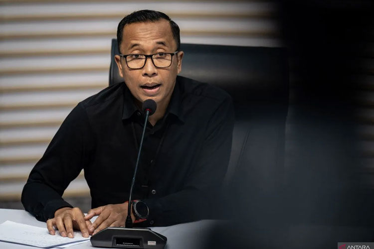 Plh Direktur Penyidikan KPK Budi Sokmo Wibowo memberikan keterangan saat konferensi pers terkait kasus korupsi Bank BJB di Gedung Merah Putih KPK, Jakarta, Kamis (13/3/2025). (FOTO: ANTARA)