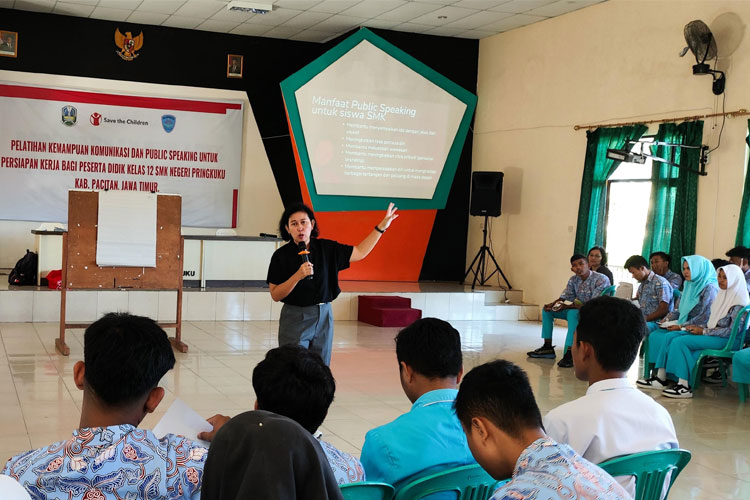 Penyampaian materi pelatihan Public Speaking di SMKN Pringkuku Pacitan. (Foto: Arif Subekan for TIMES Indonesia)