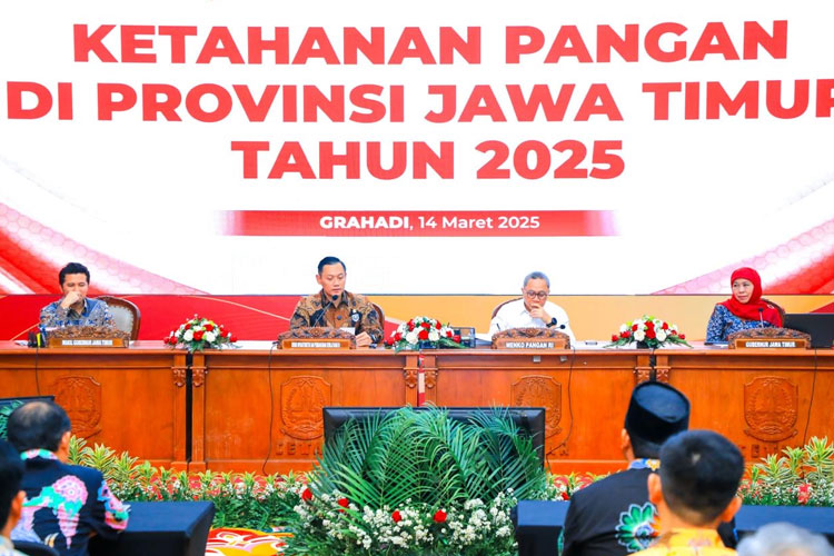 Gubernur Jatim Khofifah saat memimpin rapat koordinasi bersama Menko AHY dan Menko Zulhas di Grahadi, Jumat (14/3/2025). (Foto: Dok.Humas Pemprov Jatim)