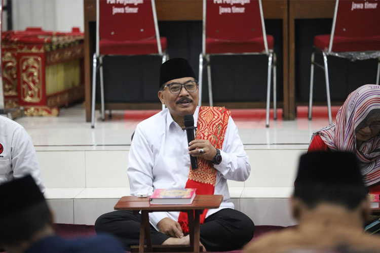 Ketua PW LDII Jatim KH Syukron Jazilan saat mengisi tausiyah di Kantor DPD PDI Perjuangan Jawa Timur, Jalan Kendangsari Industri 57 Surabaya, Jumat (14/3/2025) sore. (Foto: Dok.PDIP Jatim)