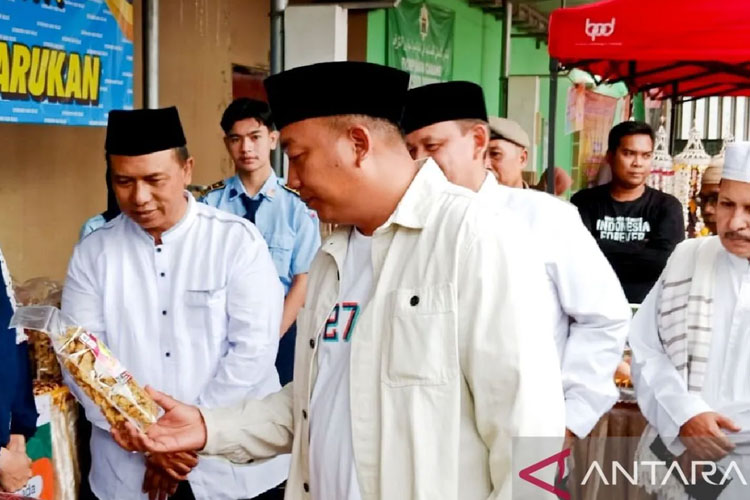 Bupati Situbondo Yusuf Rio Wahyu Prayogo tinjau stan UMKM usai meluncurkan program Masjid Ramah Pemudik di Masjid Besar Nurul Abror Panarukan Situbondo, Sabtu (15/3/2025) (FOTO: ANTARA/Novi Husdinariyanto)