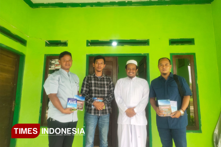 Direktorat Intelkam Polda Jabar bersama Ketua Forum Pondok Pesantren Tasikmalaya. (FOTO: Polda Jabar for TIMES Indonesia)