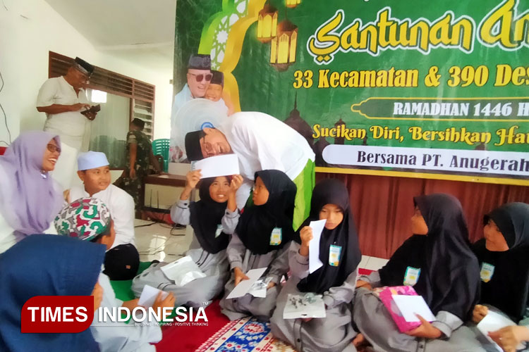 Beginilah gaya Komisaris PT ACA, Iwan Kurniawan yang selalu dengan bahagia, mendekat kepada anak-anak yatim untuk bergurau.(FOTO A: Widodo Irianto/TIMES Indonesia)